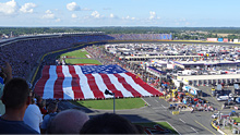 NASCARの観客動員は、毎レース20万人におよぶ。ご覧のように、観客席は満員。富めるアメリカを象徴するレースなのだ。