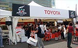 イベント初日の開演直後の写真です。すでに人々が押し寄せていました