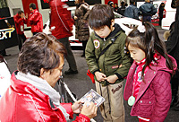 これはこれは…。GAZOO Racing一番人気のエース・キノシタ選手が子供達にサインをしているシーンですな。キノシタ選手の優しさがGAZOOを支えています(キノシタ談)。