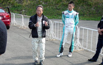 コース脇で熱心に説明する関谷氏（左）と佐藤氏