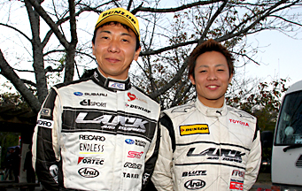 ラリーデビューとなった勝田 貴元（右）と父親で全日本チャンピオンの範彦