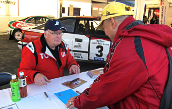 GAZOO Racingブースではサイン会を実施。