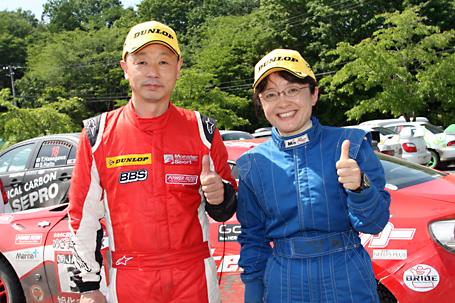 栗津原豊選手（左）とコ・ドライバーを務めた竹下紀子選手（右）。