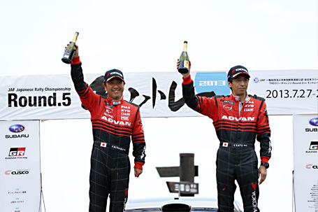 今季3勝目を挙げたADVAN-PIAAラリーチームの奴田原文雄（左）とコ・ドライバーの佐藤忠宜（右）。