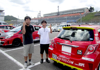 写真右が横田剛さん。左は中山にんに君さん。2人は7年前、ヴィッツレースのパドックで偶然知り合った。