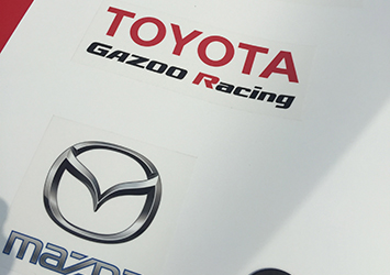 マツダのロゴはしかたないとしても、TOYOTA GAZOO Racingのロゴが目立つところをキープ (笑)。