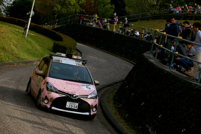 女性にモータースポーツを広めるプロジェクトの試作として、TOYOTA GAZOO Racingがピンクのカラーリングを施したゼロカーが観客の目の前を走った。