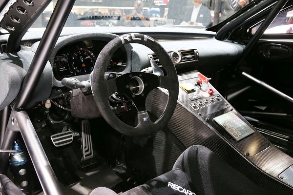 コクピット回りもバラン良く整っている。量産車のアナログ時計が取り外されていないところは、いかにもレクサスらしい。ステアリングは、GAZOO Racingのマシンに装着されているKey’s Racing製だった。