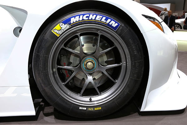 タイヤはミシュラン。ブレーキはブレンボ。量産車であるRC Fと同じ組み合わせだ。