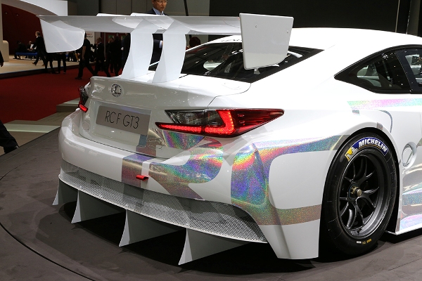 カラーリングは東京オートサロンでスーパーGT500で発表されたレクサスワークスカラー。純白のボディに、角度によって虹色に光るシルバーラインが特徴だ。これまでのレースカーのイメージを覆すデザインである。