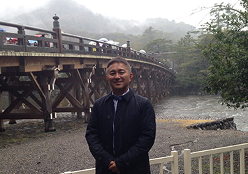 この橋を境に、神聖な場所になる。ヒノキ作りのこの橋にも、技術の伝承が宿る。