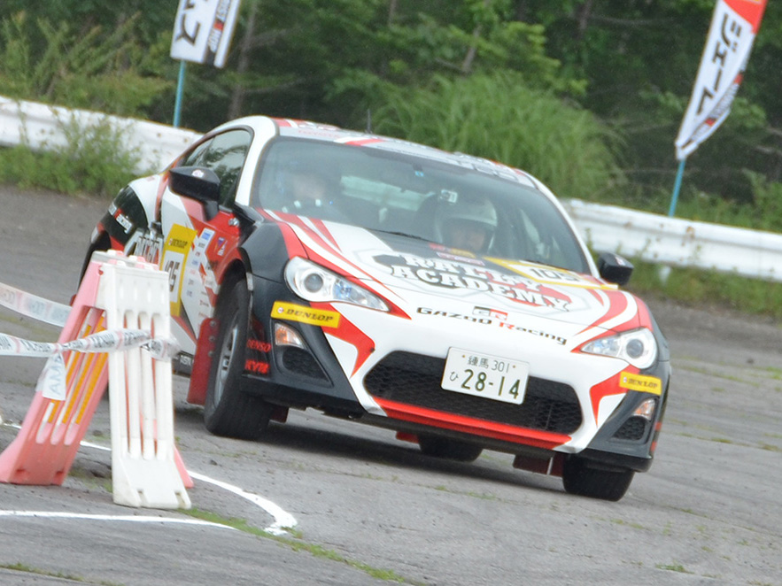 初めてのFR車とは思えないほど、思い切りの良い走りを見せた新井大輝選手。