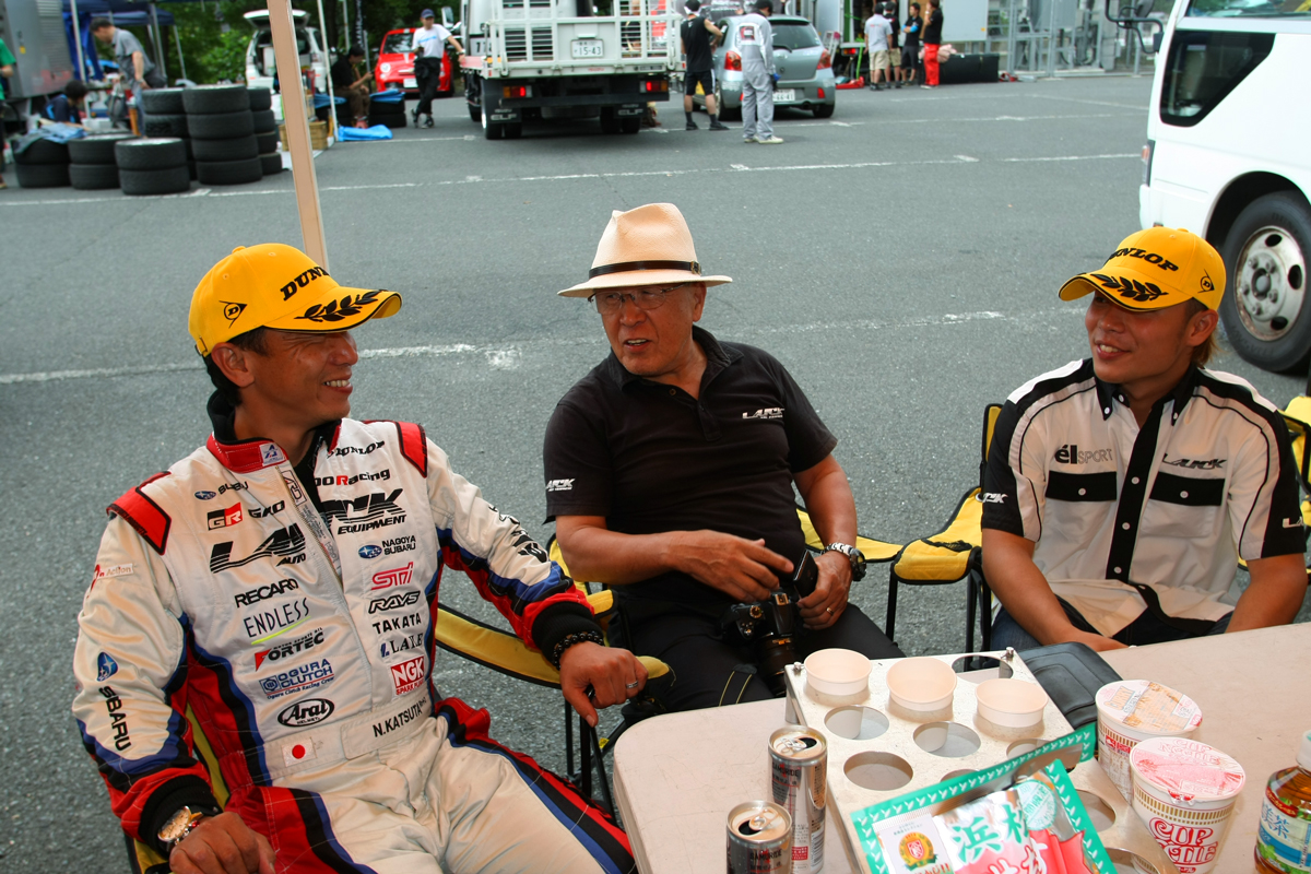 ラリードライバーの勝田範彦（左）を父に、勝田照夫（中央）を祖父にもつ貴元（右）。レースはもちろん、ラリーでの活躍も期待されている。
