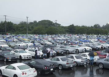 コース上がこんなだから、駐車場もこんな。日本各地からGT-Rファンが集結した。