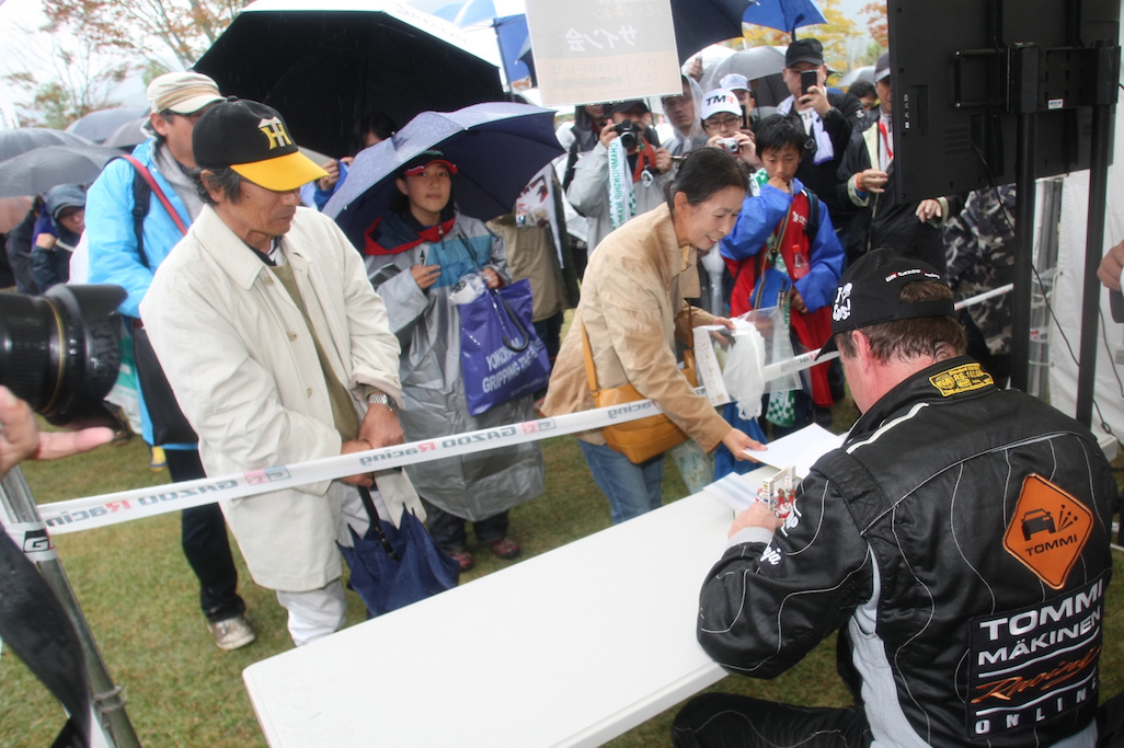 あいにくの天候にもかかわらずサイン会には連日長蛇の列が。日本での人気はいまだ健在だ。