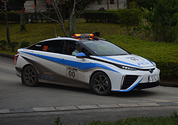 次世代燃料電池車「FCV」が00カーとして走行。エコカーとは思えない力強い走りを見せた。