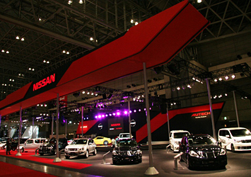 NISSAN NISSANブースのカラーは赤と黒