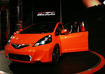 HONDA Sports Modulo フィットRS。S2000と同様空力を考えたデザインが印象的