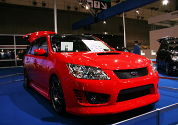 SUBARU 赤いボディとフルエアロをまとったエクシーガ。音響にも注目