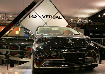 TOYOTA iQxVERBALコラボカー。m-floのVERBAL氏とのコラボによって生まれたiQはなんとフルクロームボディ