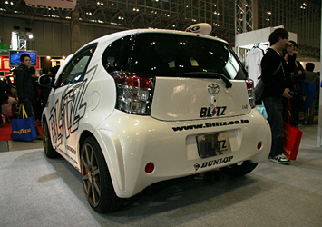 BLITZ マフラーはセンターデュアル出し