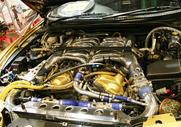 トップシークレット V12が納まったエンジンルーム