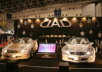 D.A.D ゴールドとシルバーそれぞれのスワロフスキーをあしらったゴージャスなSL600