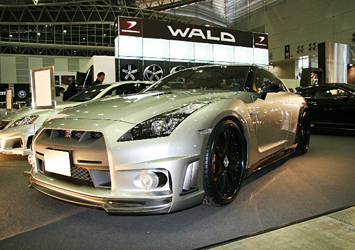 WALD GT-Rにはカーボンのオーバーフェンダーを装着