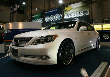 WORK マットブラックの WORK Equip E10をはいたLS460L