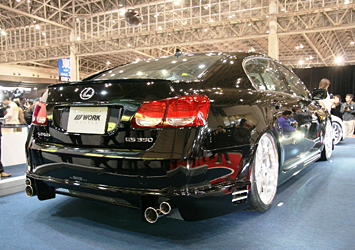 WORK マフラーの並び方も特徴的。ホイールはWORK GNOSIS GS3
