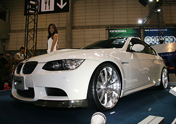 WORK カーボンのフロントリップスポイラーを装着したBMW M3