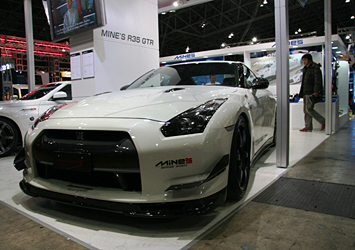 MINE'S ボディにカーボンパーツを多用した R35 GT-R