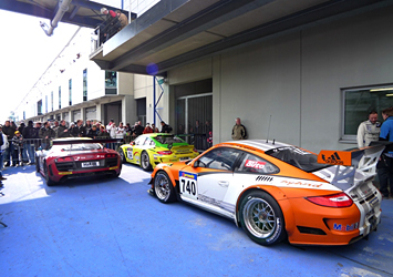 VLN-2 決勝：上位3台が表彰台下へ