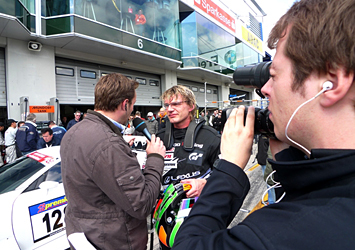VLN-2 決勝：インタビューを受けるクルンバッハ選手