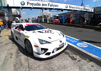 VLN-2 決勝：ピットアウトするLFA