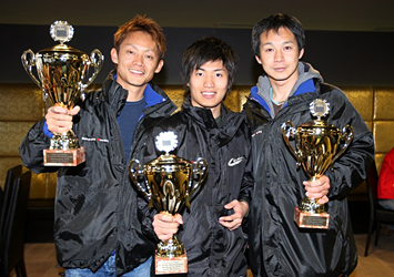 脇阪選手・大嶋選手・飯田選手（並び順） VLN-1表彰式