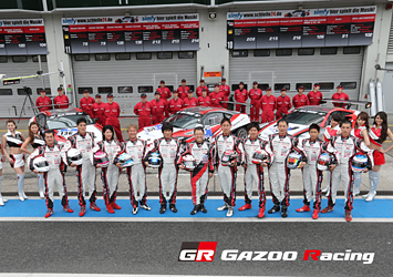 GAZOO Racingチーム 集合写真