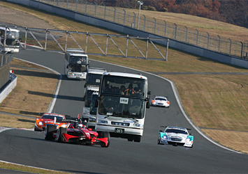 サーキットサファリ開始！ バスの周りをレースカーが！大人気でした！