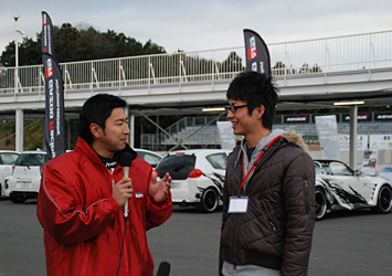 ハイブリッドチャレンジ 片岡選手との1コマ。ゲストドライバーの個性が光る？！
