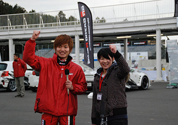 ハイブリッドチャレンジ ナビ担当の堀籠さんとパチリ。片腕を高らかに突き上げ優勝を誓う