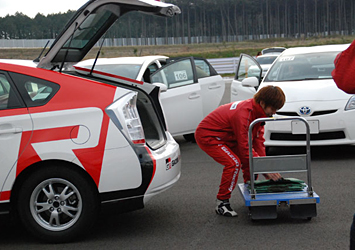 ハイブリッドチャレンジ 片岡選手の乗車するGAZOO Racingカーにこっそり？ウェイトを積む大嶋選手