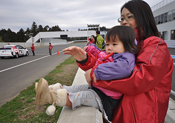 ハイブリッドチャレンジ 「頑張って～」と手を振る参加者のお子様。パパに見えたかな？