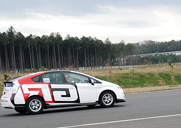 ハイブリッドチャレンジ GAZOO Racingオリジナルハイブリッド車には、ゲストドライバーが乗車
