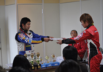 ハイブリッドチャレンジ 終了式にて。片岡選手から、初出場の大嶋選手へ終了証が手渡される