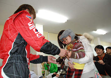 ハイブリッドチャレンジ 大嶋選手からお子様へ。上位入賞者の皆様にはトロフィーを授与