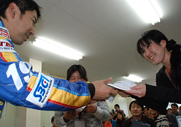 ハイブリッドチャレンジ 片岡選手からキャップを手渡される、CR-Zクラス優勝者のおふたり
