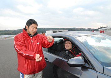 サーキットチャレンジ 身振りも交えてアドバイス。片岡選手の話に満足そうな表情の皆様