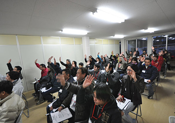 サーキットチャレンジ 終了式に参加の皆様。最後に、ゲストドライバーから終了証を手渡された