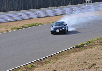 サーキットタクシー 片岡選手のドリフト技術もしっかり体感。これぞプロの技
