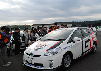 ハイブリッドチャレンジ 開講式のあとは、サーキットに移動。ドライビングポジションなどのレクチャーも